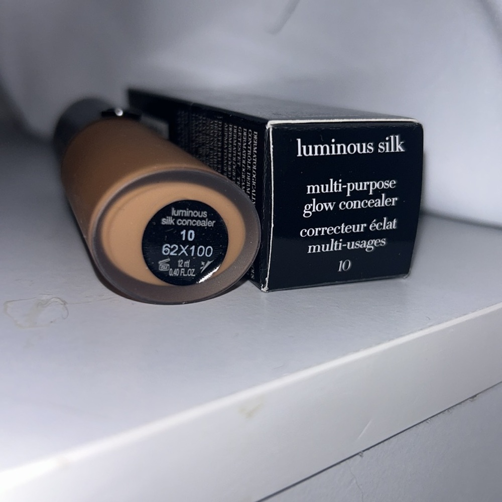 Giorgio Armani Beauty LUMINOUS SILK HYDRATING & BRIGHTENING CONCEALER - Picture 2 of 3